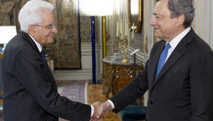 Draghi è stato fregato dalla sua presunzione: è rimasto solo e non voleva andarsene