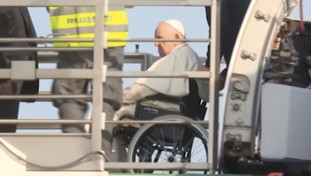 Il Papa sull'aereo con la sedia a rotelle. La battuta ai giornalisti sulla sua salute | VIDEO