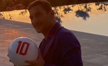 Totti a casa di Noemi Bocchi. E Ilary trasloca a Sabaudia