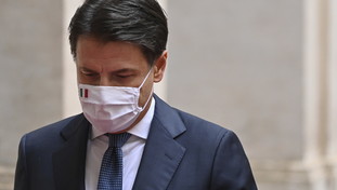 M5S in crisi sul doppio mandato. Conte promette deroghe, Grillo dice no