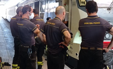 Travolta da un treno in corsa, muore una donna a Termini