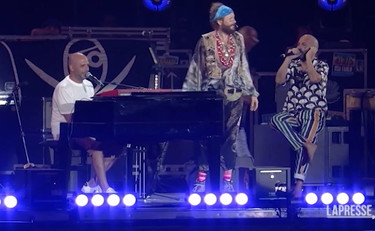 Sangiorgi e Checco Zalone sul palco del Jova Beach Party