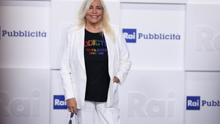 A 71 anni beccata così sul terrazzo di casa: incredibile Venier, i fan applaudono