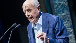 Per Calenda niente raccolta firme in pieno agosto. Si salva grazie al cavillo burocratico