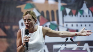 Meloni sbugiarda Calenda: “Sei una costola del Pd, fine delle tue favole”