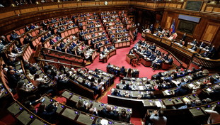 Scatta la corsa al seggio dei politici. Raccomandazioni e preghiere: la casta resta sempre la stessa