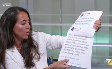 Un bullo, violentemente volgare. Ronzulli umilia Calenda, cosa legge in diretta