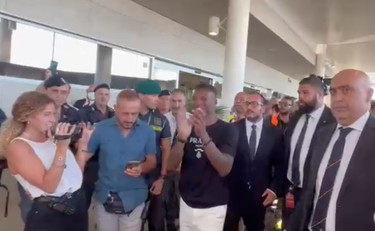 Wijnaldum sbarca a Roma: delirio dei tifosi a Ciampino. Il coro è virale | GUARDA