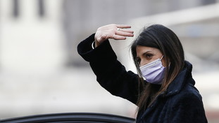 Raggi tira fuori gli artigli: resa dei conti nel M5S. “Basta con il Pd”