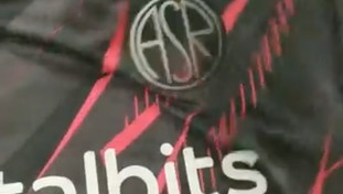 Ecco la terza maglia nera e... rosa. Torna lo stemma storico