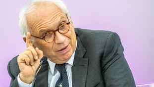 Il “super prof” della discordia: il mondo della scuola infuriato con il governo