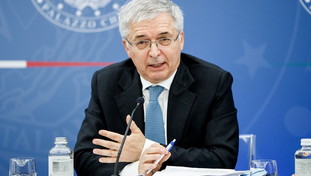 L'agenzia di rating mette l'Italia nei guai. Il ministero si ribella: “Scelta fuori luogo e inaccettabile”