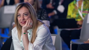 Una Meloni mai vista prima: i paparazzi la beccano in spiaggia, la foto | GUARDA