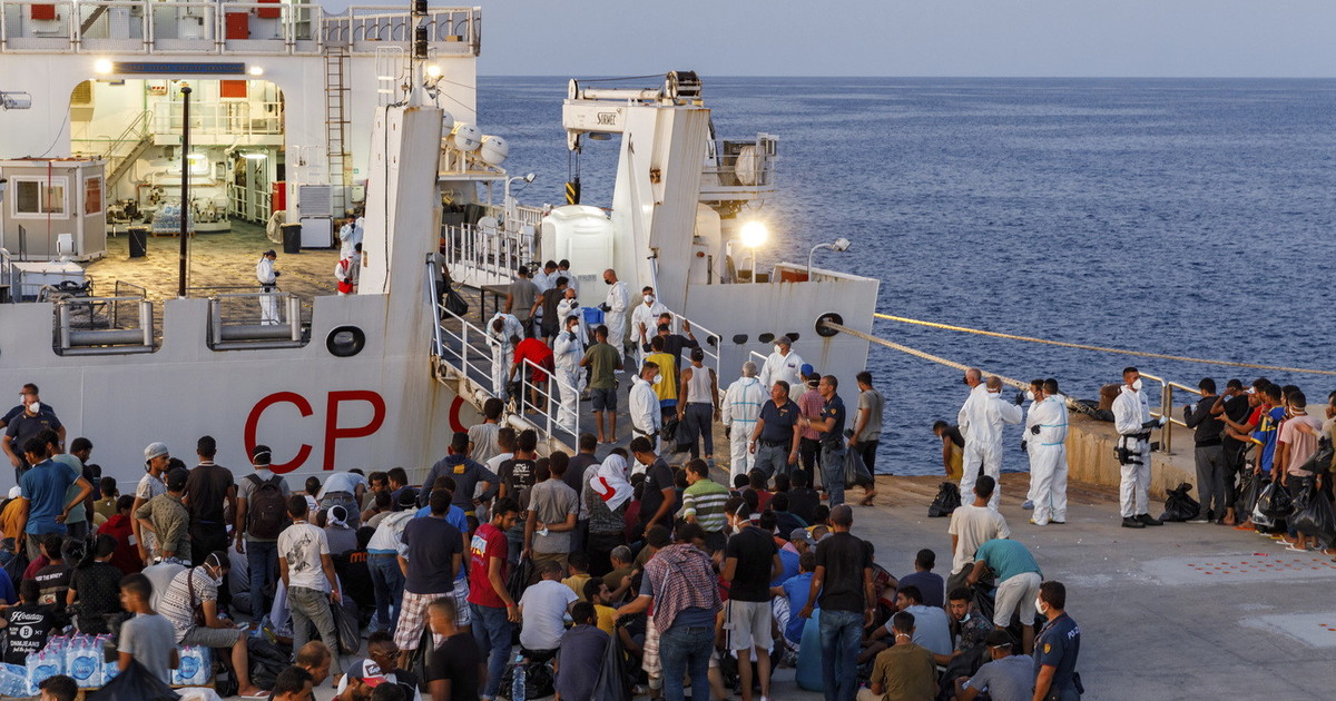Oltre 200 arrivi in un giorno: Lampedusa esplode. È l Oltre 200 arrivi in un giorno: Lampedusa esplode. È l
