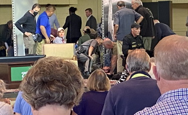 Pugni e coltellate, terrore a New York: Salman Rushdie aggredito sul palco