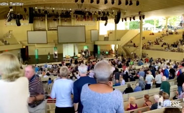 Quindici coltellate e Rushdie cade a terra, le immagini dell'assalto