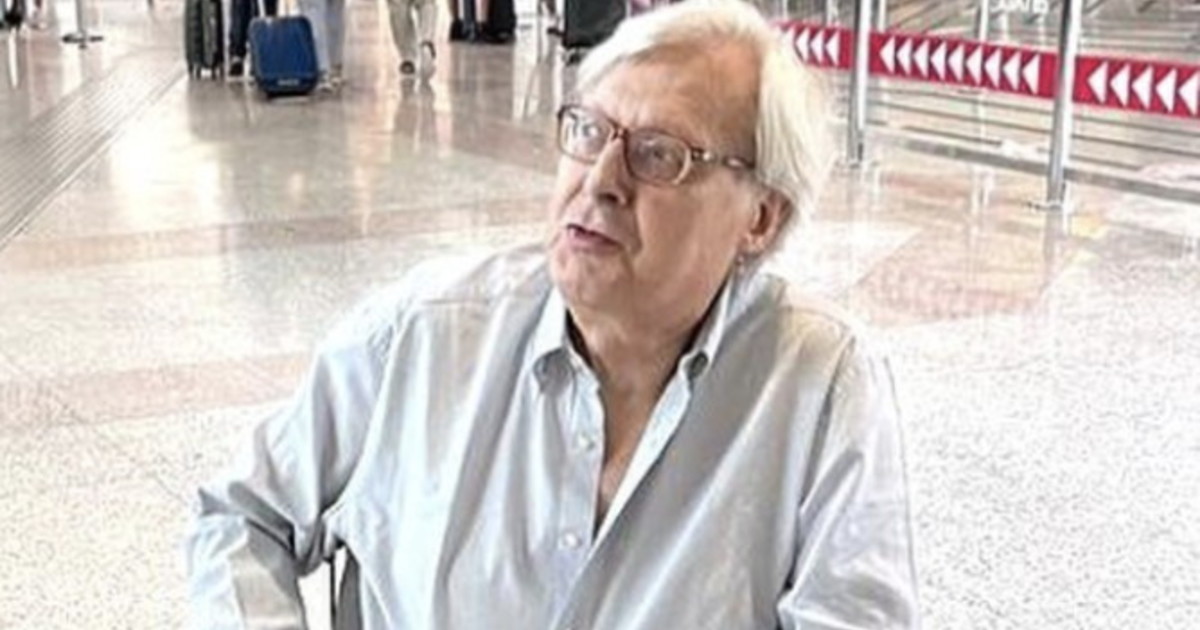 Sgarbi, la foto che spaventa i follower: come si fa vedere: "Voi sapete di chi è la colpa" Sgarbi, la foto che spaventa i follower: come si fa vedere: "Voi sapete di chi è la colpa"