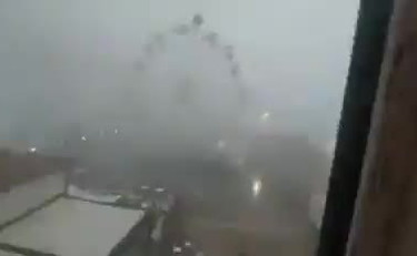 La tromba d'aria si porta via le cabine della ruota panoramica | VIDEO