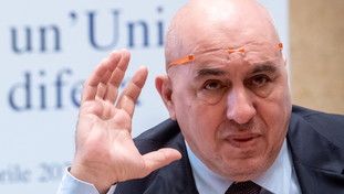 Crosetto sotterra Vito: Vi spiego chi è. Chat private sui social, volano stracci