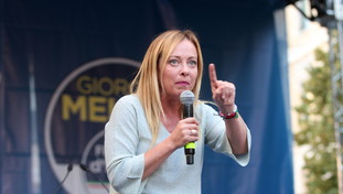 “Ecco mia madre”. Meloni, lezione a Letta con la foto privata: sinistra muta