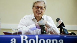 “Vacanze fino a ottobre”. Sgarbi vara la rivoluzione della scuola