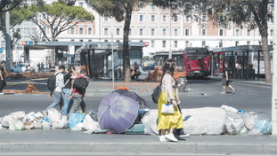 Stazione Termini terra di nessuno: dilagano degrado e criminalità, turisti allibiti