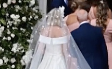 Abito bianco e... La Divina stupisce tutti: come arriva in chiesa VIDEO