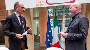 Nel Pd vogliono fare la festa a Letta. Il piano di Bonaccini per prendersi il partito