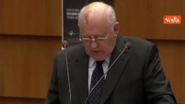 Addio a Gorbaciov, eccolo nel 2012 a Bruxelles al summit dei Nobel per la pace