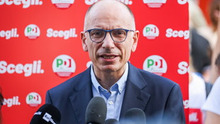 “Hai la memoria corta”. La morte sospetta in Russia, Letta travolto dai social