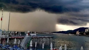 Toti pubblica la foto impressionante della tromba d'aria, disastro sfiorato in Liguria