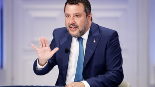 “Giù le mani dalle spiagge”. Salvini tuona contro Draghi: barricate del centrodestra