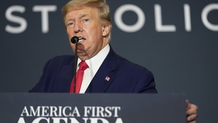 “Mostro feroce e pericolo per la democrazia”. Trump non si tiene e lancia il doppio siluro