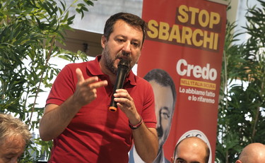 Soldi per pagare le bollette. Salvini batte cassa all'Europa