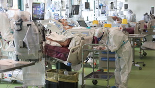 “Impossibile ammalarsi”. Niente vaccino per chi ha avuto il Covid, arriva la svolta