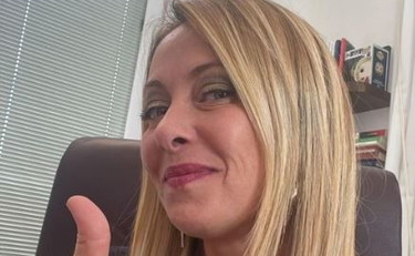 Grazie Enrì!. Meloni sfotte Letta sul voto Pd