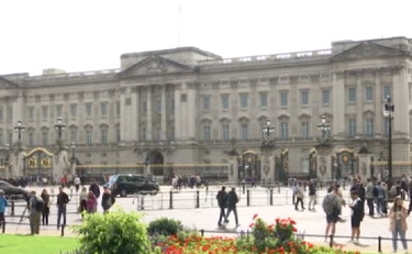 Carlo è il nuovo re d'Inghilterra, folla a Buckingham Palace
