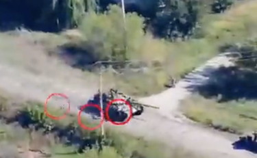 La fuga disperata del carro armato russo finisce contro un albero | VIDEO