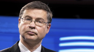 Chi ridiscute il Pnrr rischia di perdere soldi. Dombrovskis avverte l'Italia