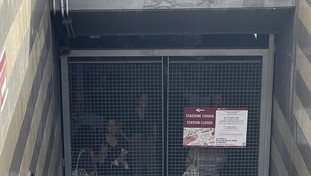 Disagi a Roma, i passeggeri della metro restano chiusi nella stazione