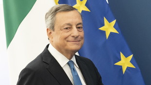 Draghi si sfila e dice no al secondo mandato ma aiuta il Pd