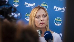 Lo mettiamo in Costituzione?. Meloni affonda così Letta e il Pd
