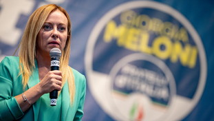 “Al governo senza vincere le elezioni”. Meloni disintegra il Pd sulla libertà