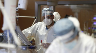 In arrivo un nuovo picco, la previsione di Pregliasco sull'ondata Covid