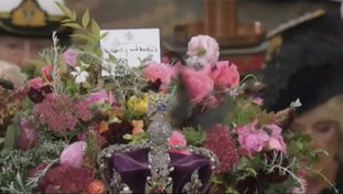 Folla, lacrime e selfie per l'addio. E sulla bara quel biglietto di Re Carlo