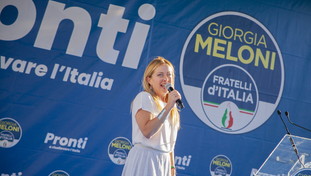 Tutti giù dal divano: Meloni annuncia i tagli del reddito grillino
