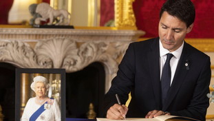 “Via la Corona”. La morte di Elisabetta fa scatenare la rivoluzione: primi guai per Carlo