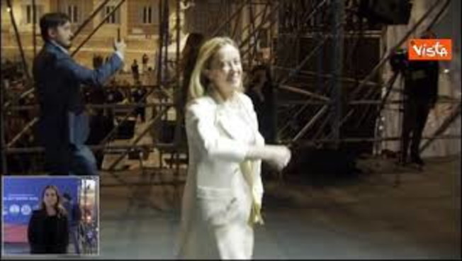 Pino Insegno con citazione dal «Signore degli Anelli» presenta Meloni sul palco a Roma