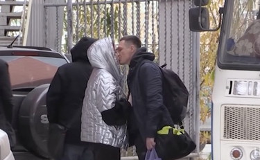 Putin spacca le famiglie russe: disperazione e pianti prima della partenza