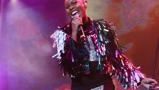 “Fascista e razzista, me**a”. Skin insulta la Meloni: il post della vergogna